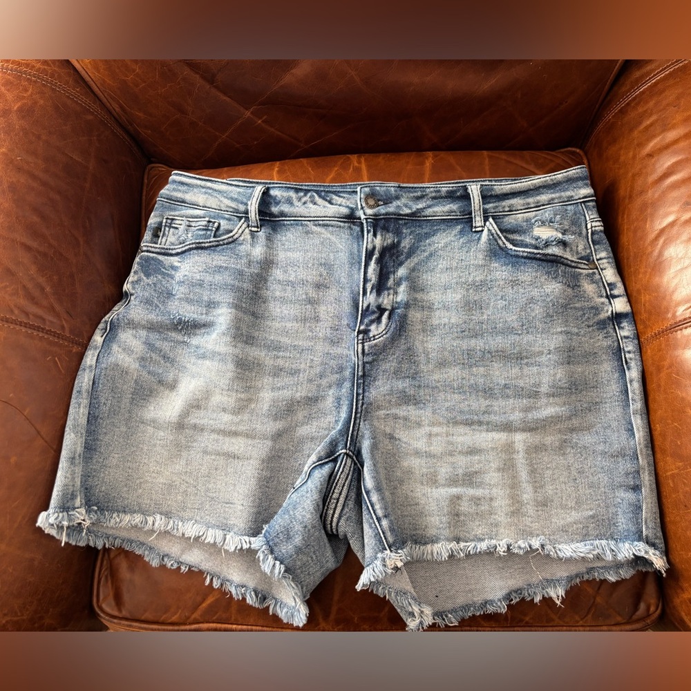 🔥 Judy Blue • Mid-Rise Denim Frayed Hem Shorts • Vintage Distressed • 2X - Picture 2 of 6